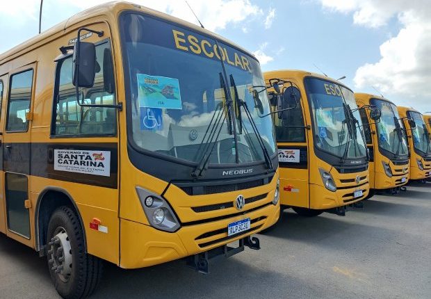 Santa Catarina segue entregando veículos de transporte escolar no Estado