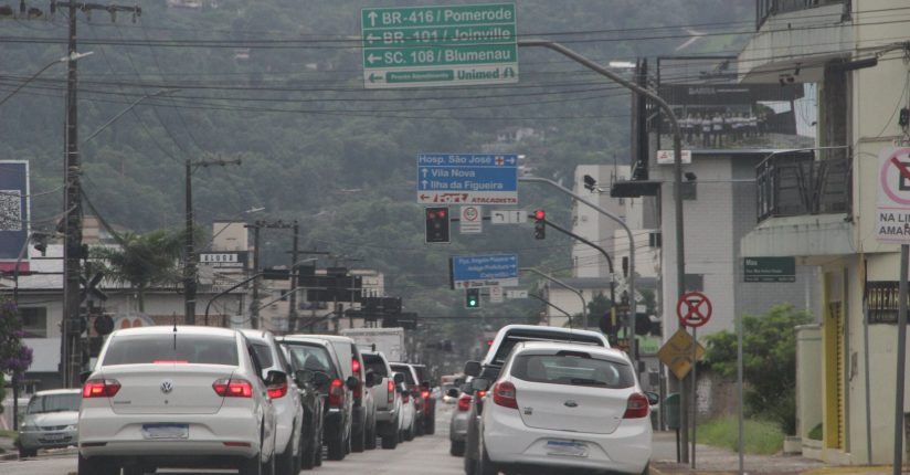 Semáforos adaptativos em 14 pontos vão melhorar a fluidez do trânsito de Jaraguá