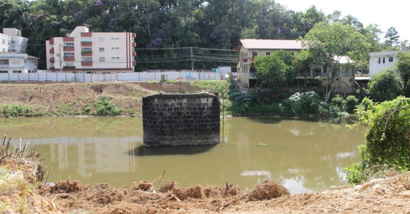 Obras da ponte da contemplação foram retomadas na região central de Jaraguá