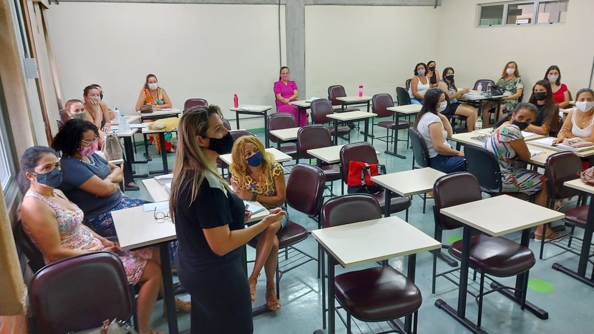 Filósofa Tania Zagury fala sobre a escola para as novas gerações em Jaraguá do Sul