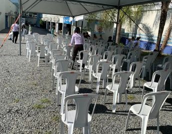 Toldos e cadeiras amenizam desconforto ao atendimento na UAPS em Jaraguá do Sul