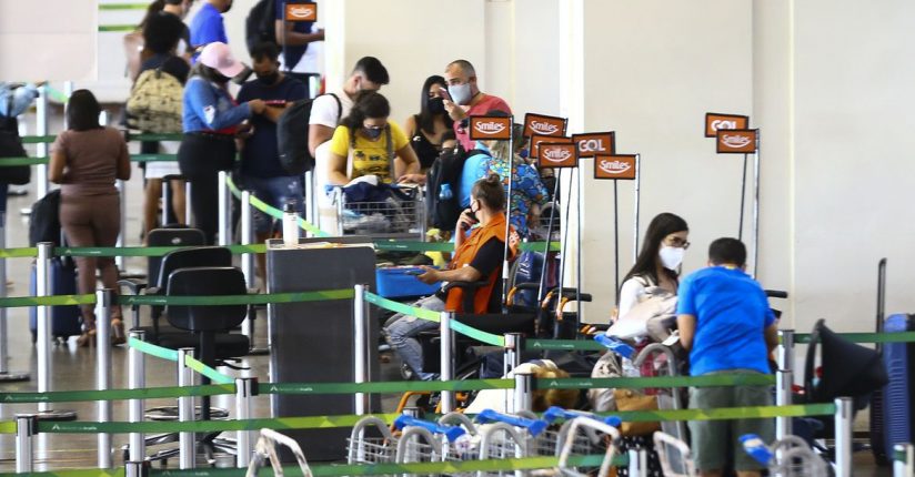 Anac autoriza redução de comissários em voos após casos de covid e gripe