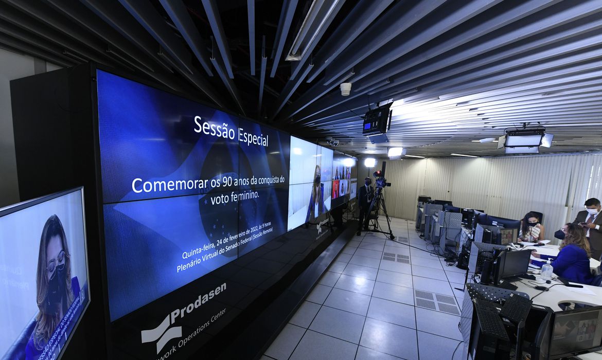 Senadoras comemoram 90 anos do voto feminino no Brasil