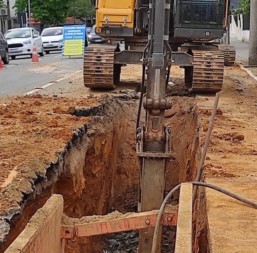 Obras de esgoto sanitário na Avenida Getúlio Vargas seguem em Jaraguá