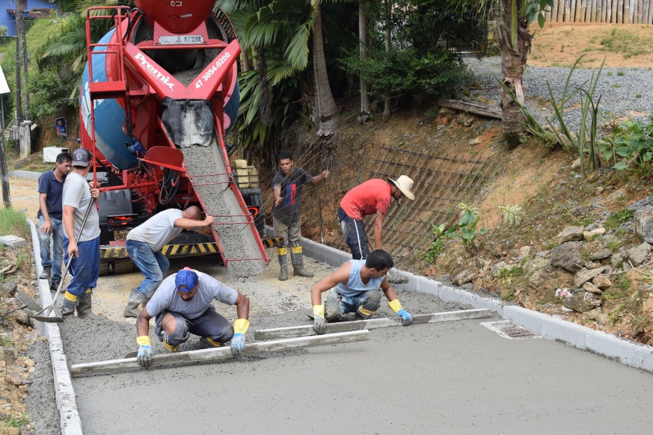 Rua Salvador Cunha é pavimentada em Guaramirim