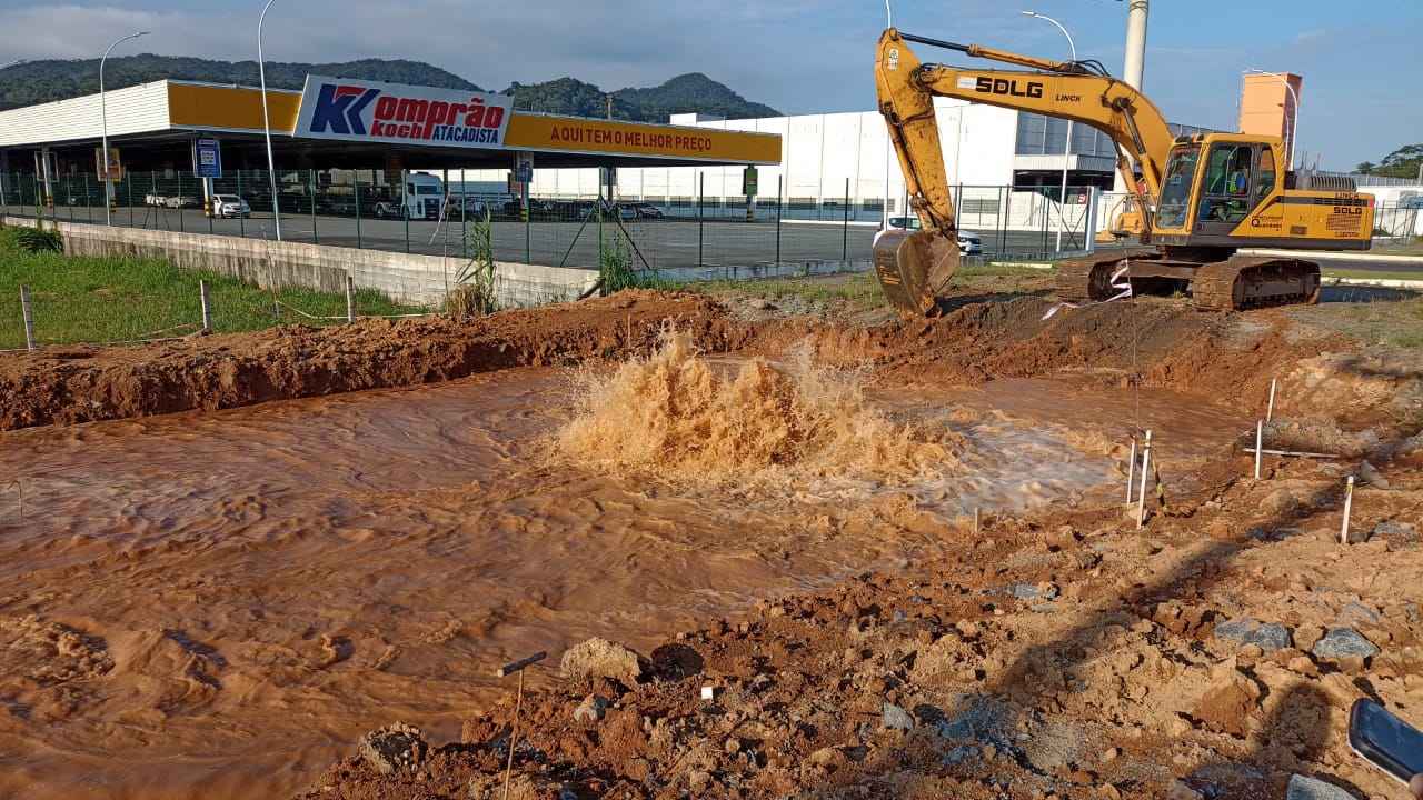Águas de Guaramirim finaliza conserto de adutora que se rompeu no trecho estadualizado na BR-280
