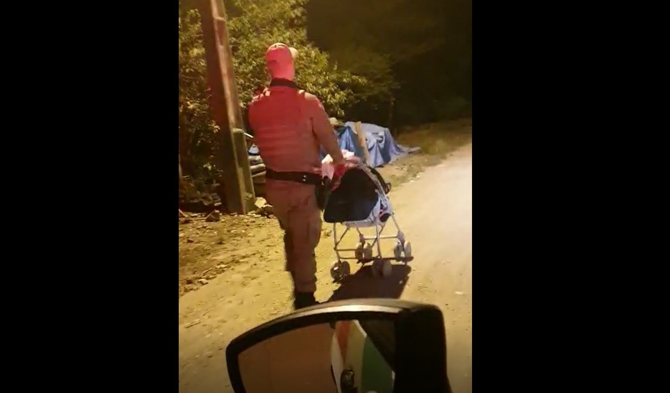 [VÍDEO] Homem bate em mulher e foge com a filha de quatro meses ameaçando matar a criança em Jaraguá do Sul