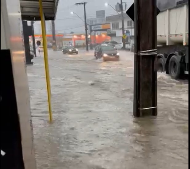 [VÍDEO] Em 40 minutos, choveu mais de 77 milímetros em Jaraguá do Sul