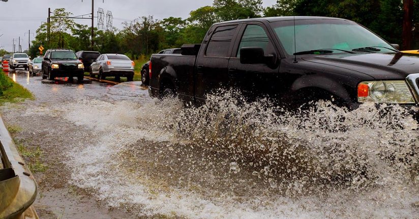 Saiba o que o seguro do seu carro cobre no caso de enchentes