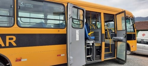 Ônibus escolar adaptado para PCDs é entregue em Schroeder