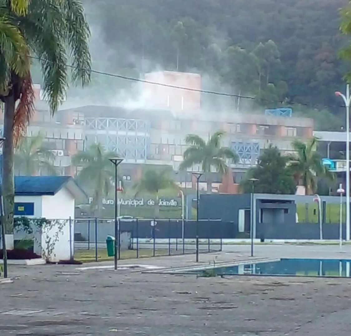 Princípio de incêndio mobiliza bombeiros na prefeitura de Joinville