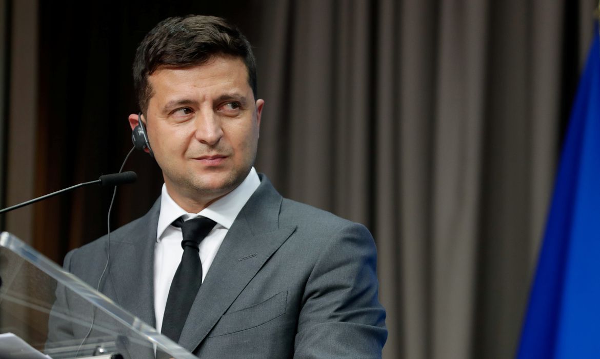 Zelensky quer aliança pela paz e apela por exclusão do espaço aéreo