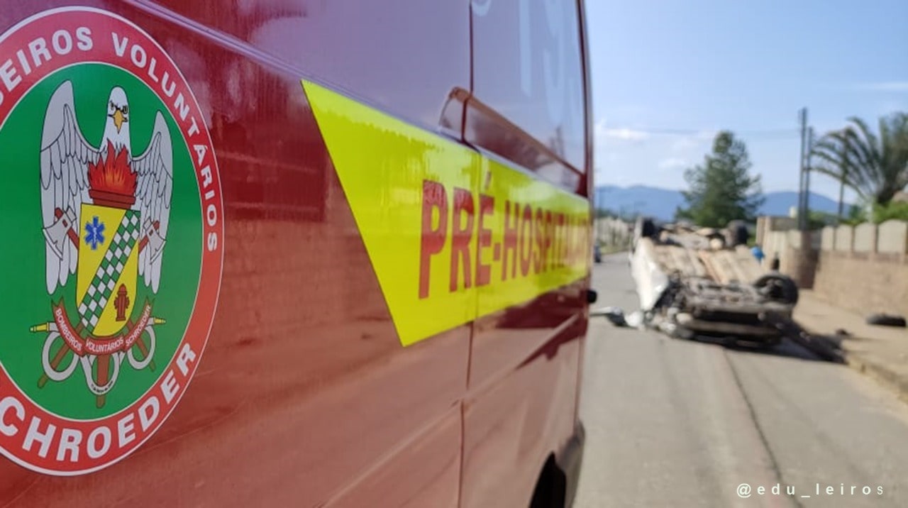 Homem perde controle de carro e capota em Schroeder