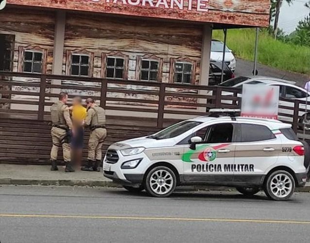 Poucas horas após sair do presídio, homem é preso por furto de motocicleta em Jaraguá