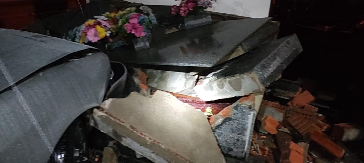 Mulher sem habilitação bate em jazigo e é detida em Jaraguá do Sul