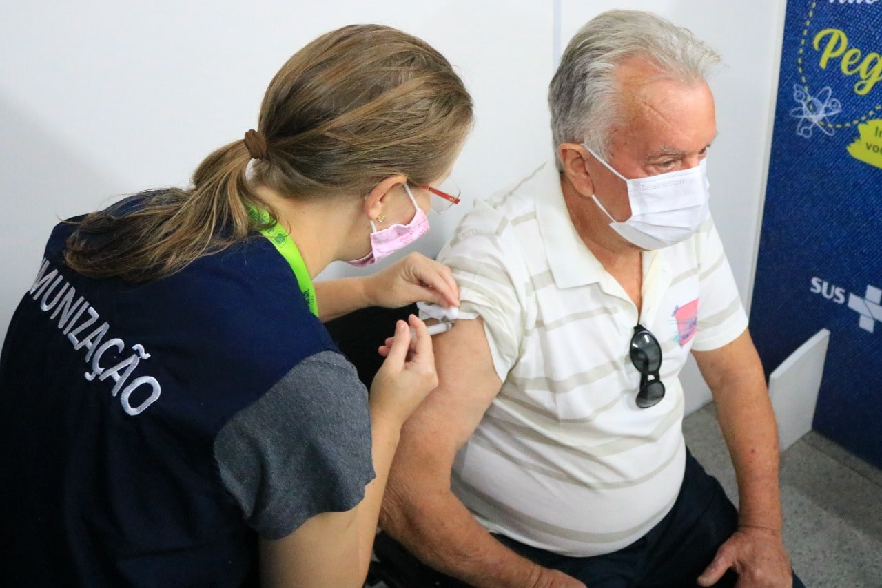 Quarta dose da vacina contra covid-19 é liberada para pessoas com 80 anos ou mais, com reforço realizado até 30 de novembro em Jaraguá