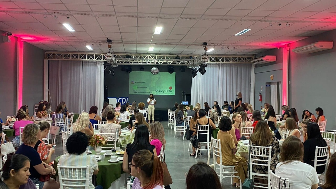Mais de cem mulheres participam de evento sobre liderança da CDL Jaraguá