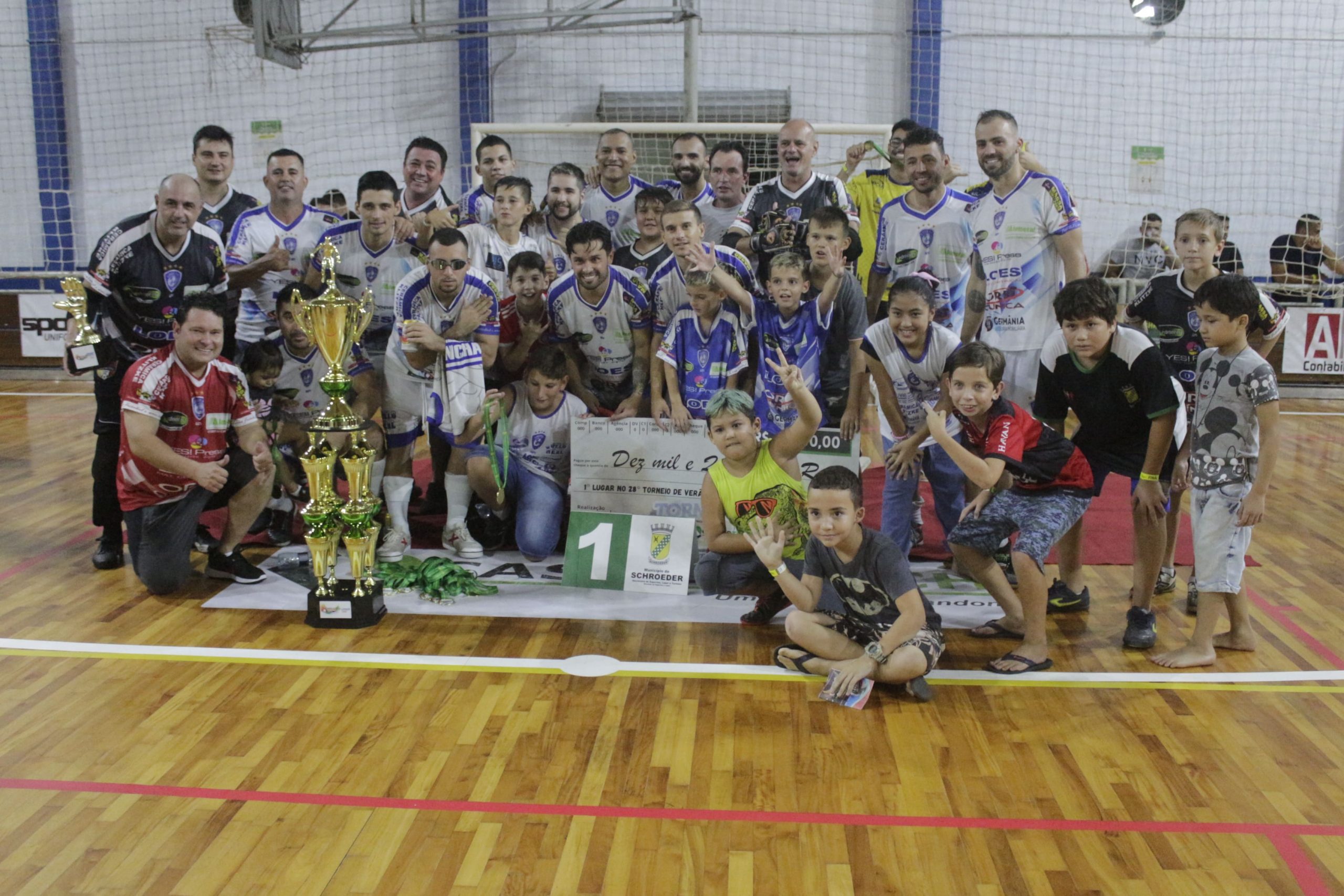 Loes conquista pela quinta vez o Torneio de Verão de Schroeder