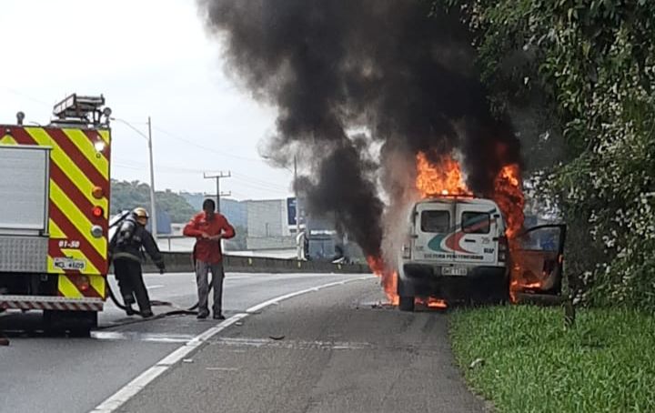 [VÍDEO] Viatura do Deap pega fogo na BR-101 em Joinville