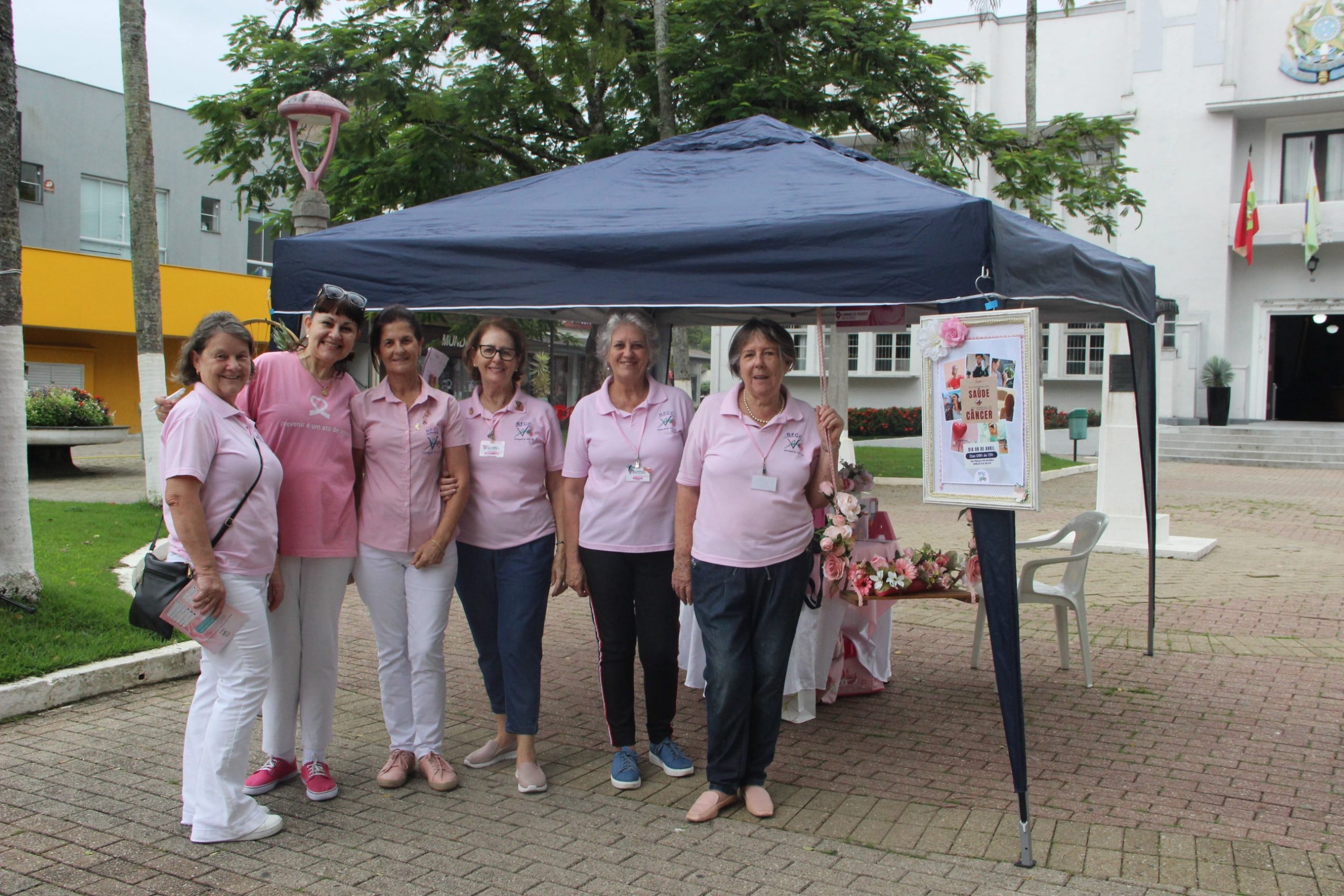Voluntárias da Rede Feminina de Jaraguá levam informações sobre prevenção do câncer