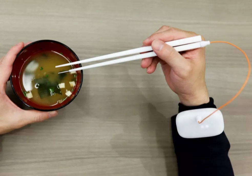 Hashis computadorizados que realçam gosto do sal em comidas é criado no Japão