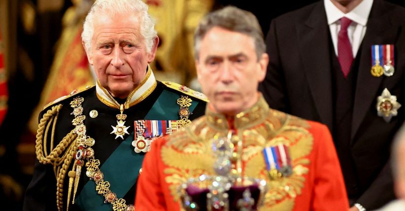 Príncipe Charles lê discurso da rainha ao Parlamento pela primeira vez