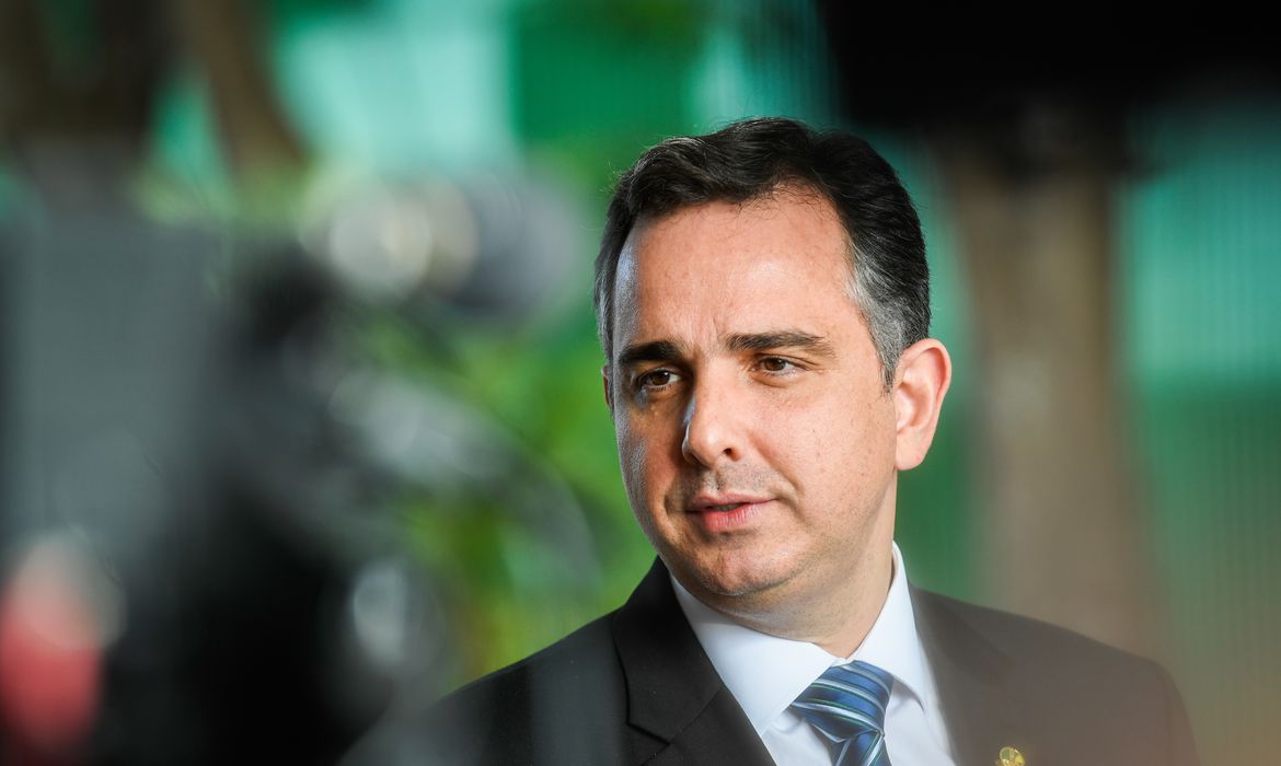 Presidente em exercício assina MP sobre área estratégica de defesa