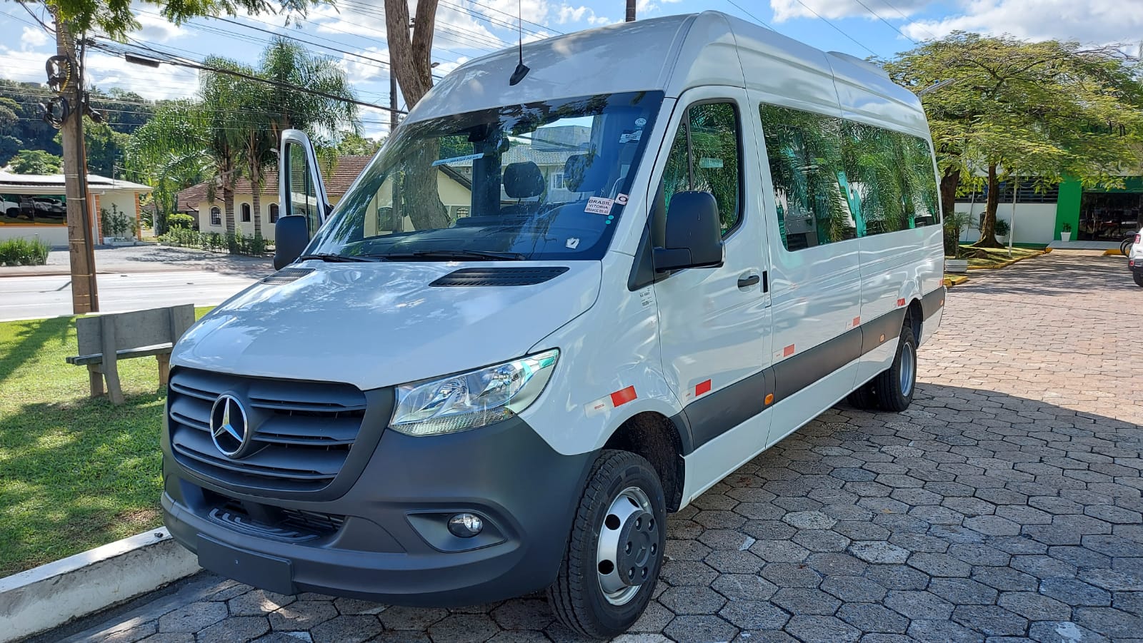 Secel recebe veículo para transporte de atletas e alunos de projetos culturais de Jaraguá