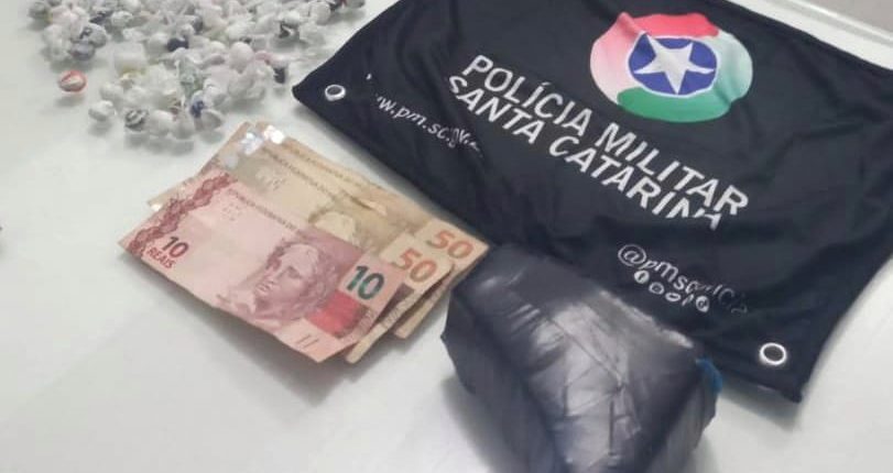 Homem engole pedra de crack ao ver PM para não ser preso em Jaraguá Homem engole pedra de crack ao ver PM para não ser preso em Jaraguá