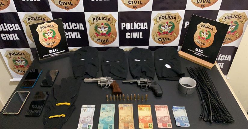 Suspeitos do assalto a cooperativa de crédito de Blumenau são presos pela Polícia Civil Suspeitos do assalto a cooperativa de crédito de Blumenau são presos pela Polícia Civil