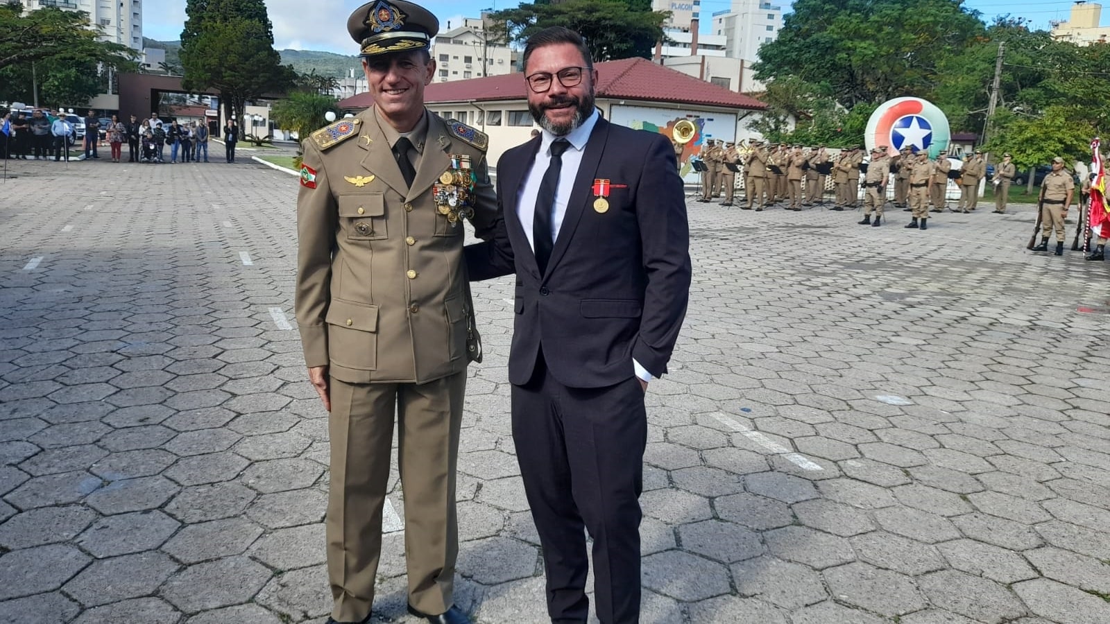 Delegado-geral da Polícia Civil de SC recebe medalha do Mérito Policial nos 187 anos da corporação