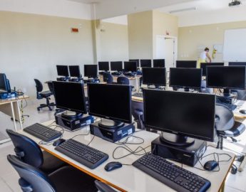 SC inicia entrega de mais de seis mil computadores em escolas estaduais