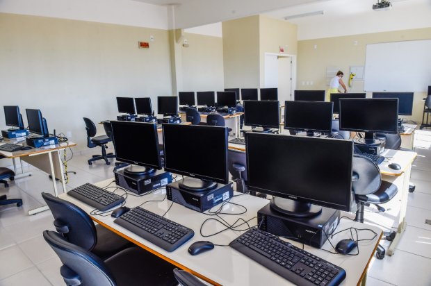 SC inicia entrega de mais de seis mil computadores em escolas estaduais SC inicia entrega de mais de seis mil computadores em escolas estaduais