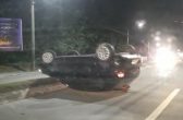 Carro capota após colidir contra caminhão em Jaraguá