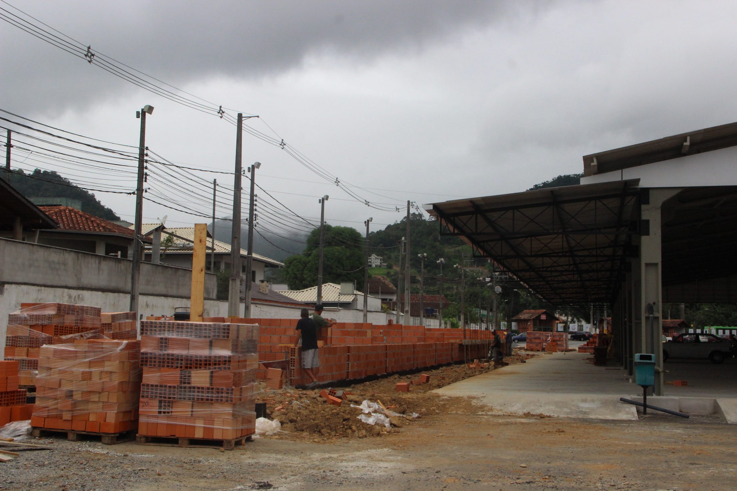 Estrutura da nova praça de alimentação do Parque de Eventos já é erguida