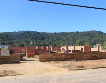 Obras do CEI do bairro Patrimônio avançam com levantamento das paredes em Massaranduba