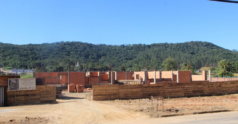 Obras do CEI do bairro Patrimônio avançam com levantamento das paredes em Massaranduba