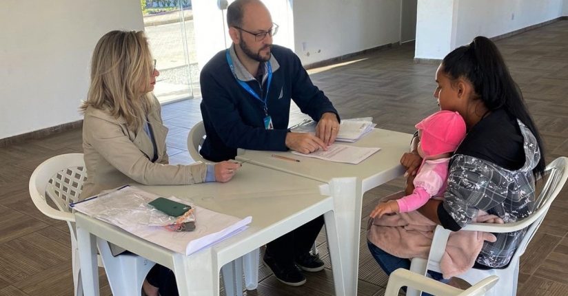 Quatro famílias de Guaramirim recebem casa própria Quatro famílias de Guaramirim recebem casa própria