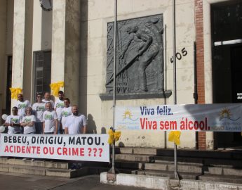 Ação no centro histórico de Jaraguá chama atenção para o Maio Amarelo