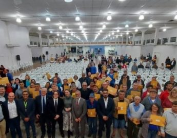 Famílias de três loteamentos recebem títulos de propriedades em Jaraguá do Sul