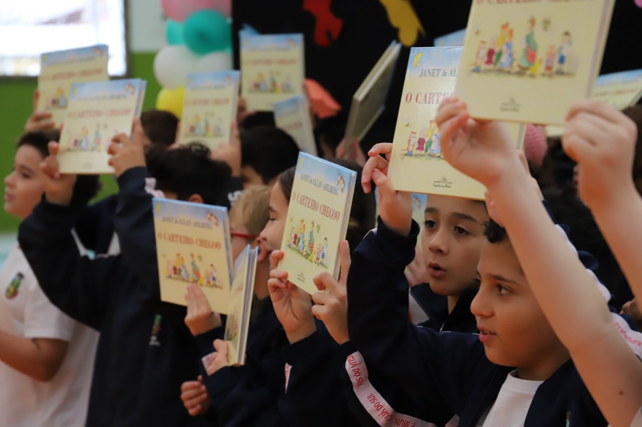 Escolas distribuem livros às crianças da rede municipal de Jaraguá do Sul