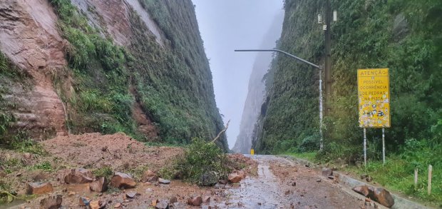 Quatorze rodovias estaduais de SC registram trechos de interrupção total ou parcial
