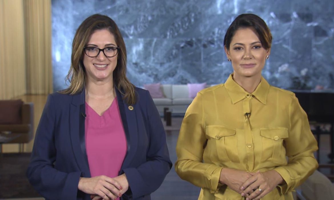 Ministra e primeira-dama apresentam ações do governo destinadas a mães