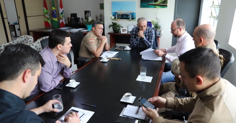 Assinado contrato com empresa que vai blindar viaturas da Polícia Militar em Jaraguá Assinado contrato com empresa que vai blindar viaturas da Polícia Militar em Jaraguá