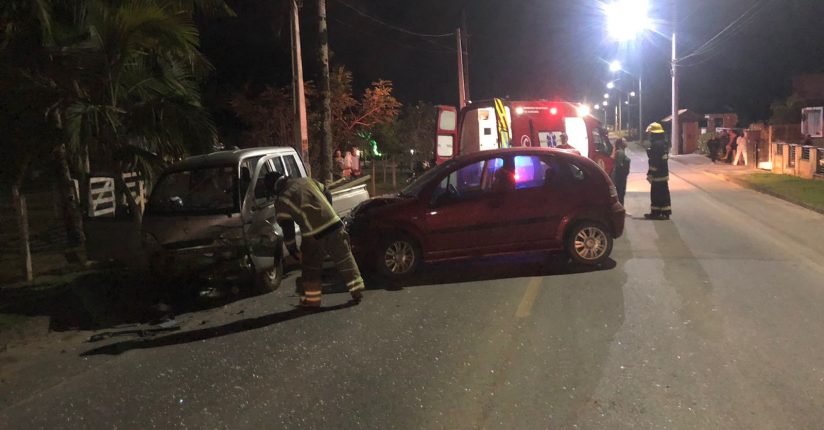 Jovem tem suspeitas de fraturas em colisão entre carros em Schroeder Jovem tem suspeitas de fraturas em colisão entre carros em Schroeder