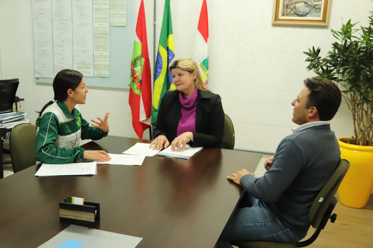 Simone Ponte Ferraz retorna a Jaraguá após tour de competições pela Europa