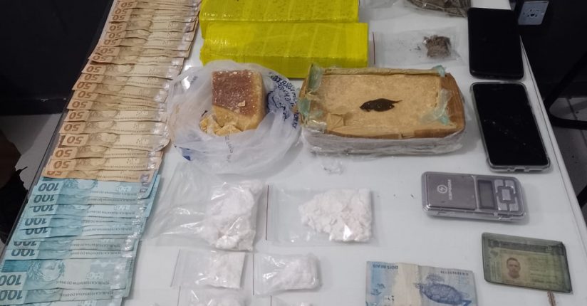 Após abordagem em Jaraguá, PM apreende 3,5 quilos de cocaína, maconha e crack Após abordagem em Jaraguá, PM apreende 3,5 quilos de cocaína, maconha e crack