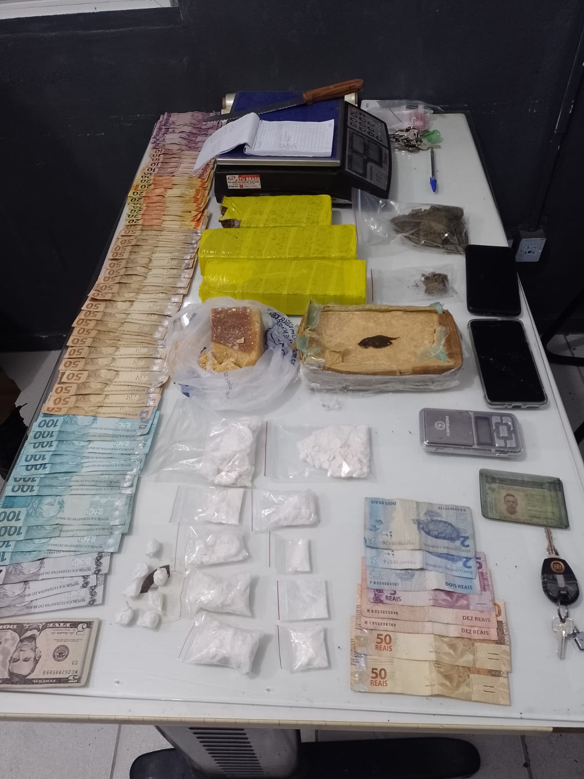 Após abordagem em Jaraguá, PM apreende 3,5 quilos de cocaína, maconha e crack