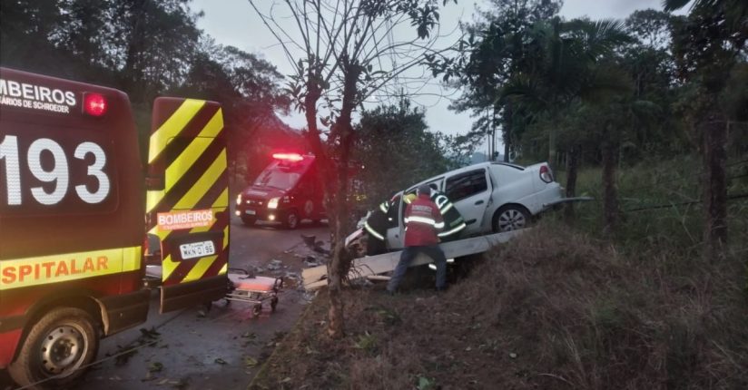 Jovem tem suspeitas de fraturas após colidir carro contra poste em Schroeder Jovem tem suspeitas de fraturas após colidir carro contra poste em Schroeder