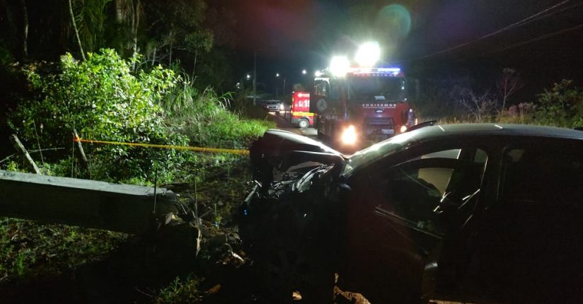 Dois adultos e duas crianças de um e sete anos ficaram feridos após um carro bater contra um poste em Schroeder Dois adultos e duas crianças de um e sete anos ficaram feridos após um carro bater contra um poste em Schroeder